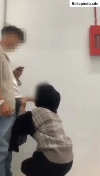 Hijab sepong sambil jongkok