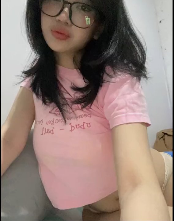 Kacamata pink pamer tetek